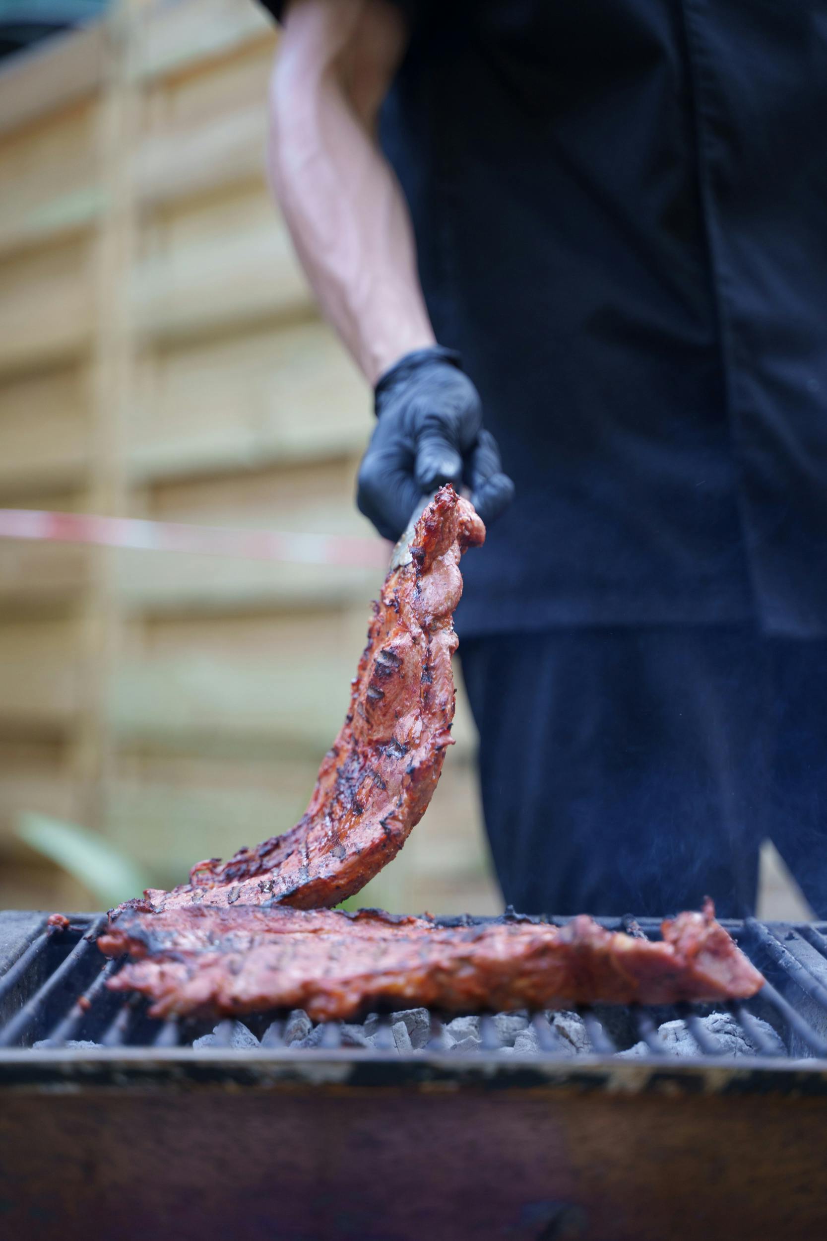 BBQ Vlees formule, gegrilde spareribs op houtskool