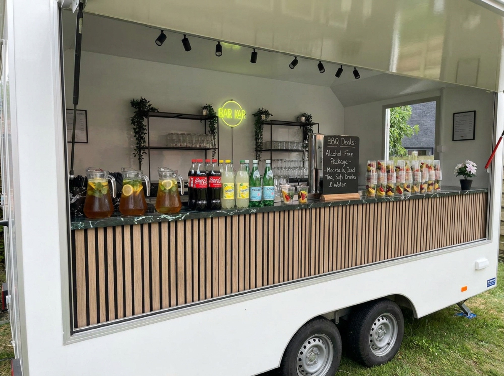 Drankformule zonder alcohol met frisdrank, ijsthee en mocktails aan de witte Bar-Kaar trailer