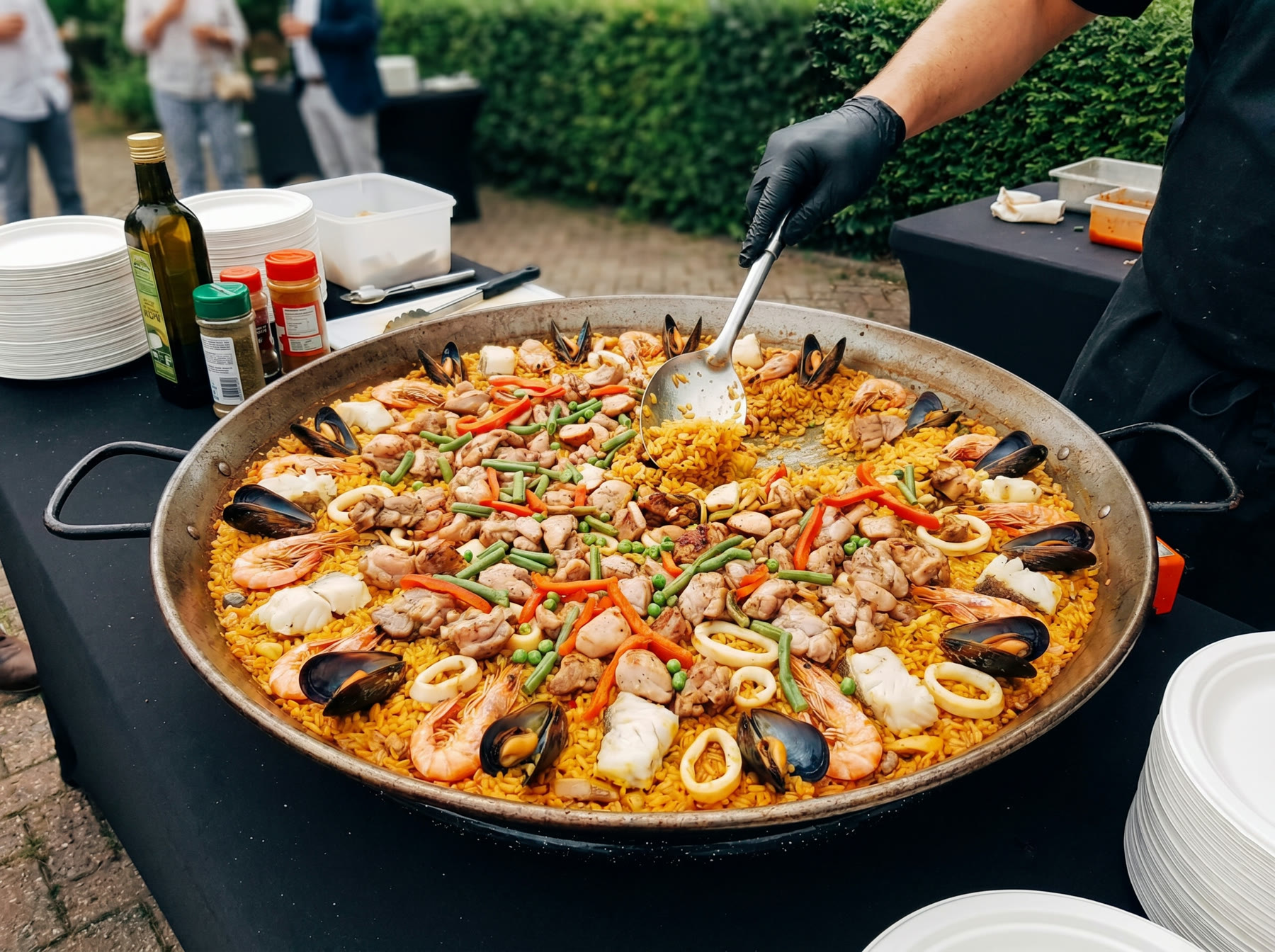 Paella Valencia, grote pan met kip, mosselen en garnalen