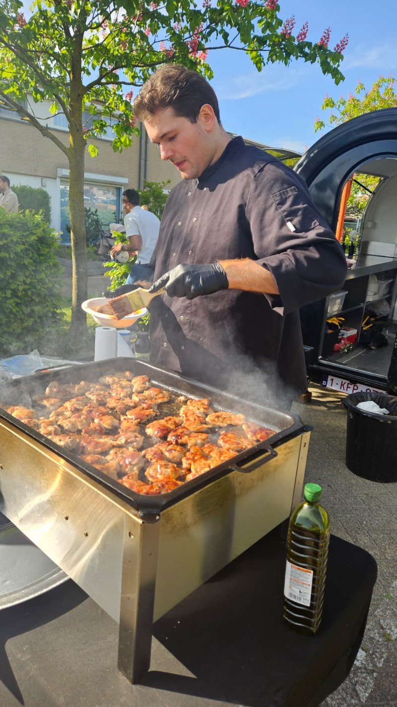 Adriano glazeert kip met kwast bij de truck