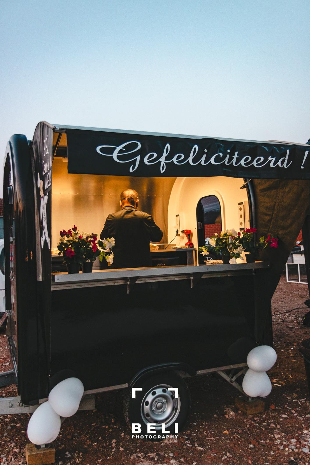 Zwarte BBQ foodtruck bij avondlicht