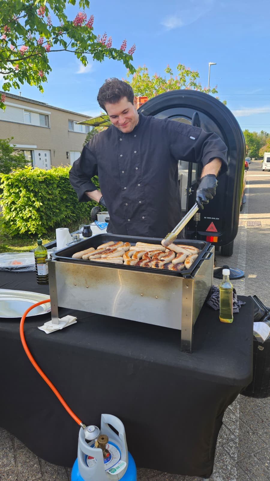 Worsten op de griddle in golden-hour licht